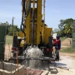 imagen de una maquina haciendo limpieza y desazolve de pozos en Cancún