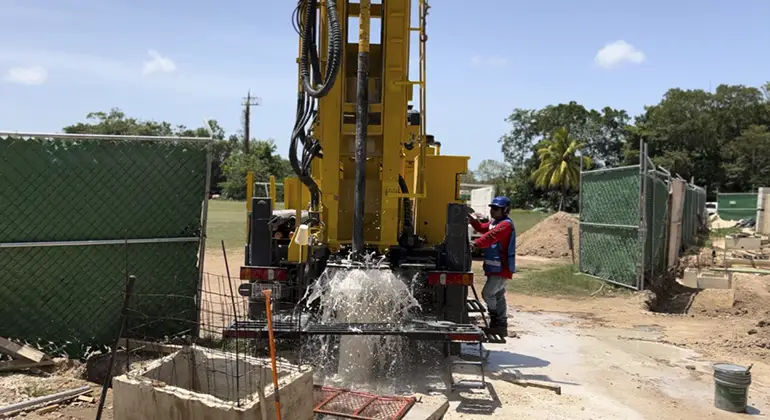 imagen de una maquina haciendo limpieza y desazolve de pozos en Cancún